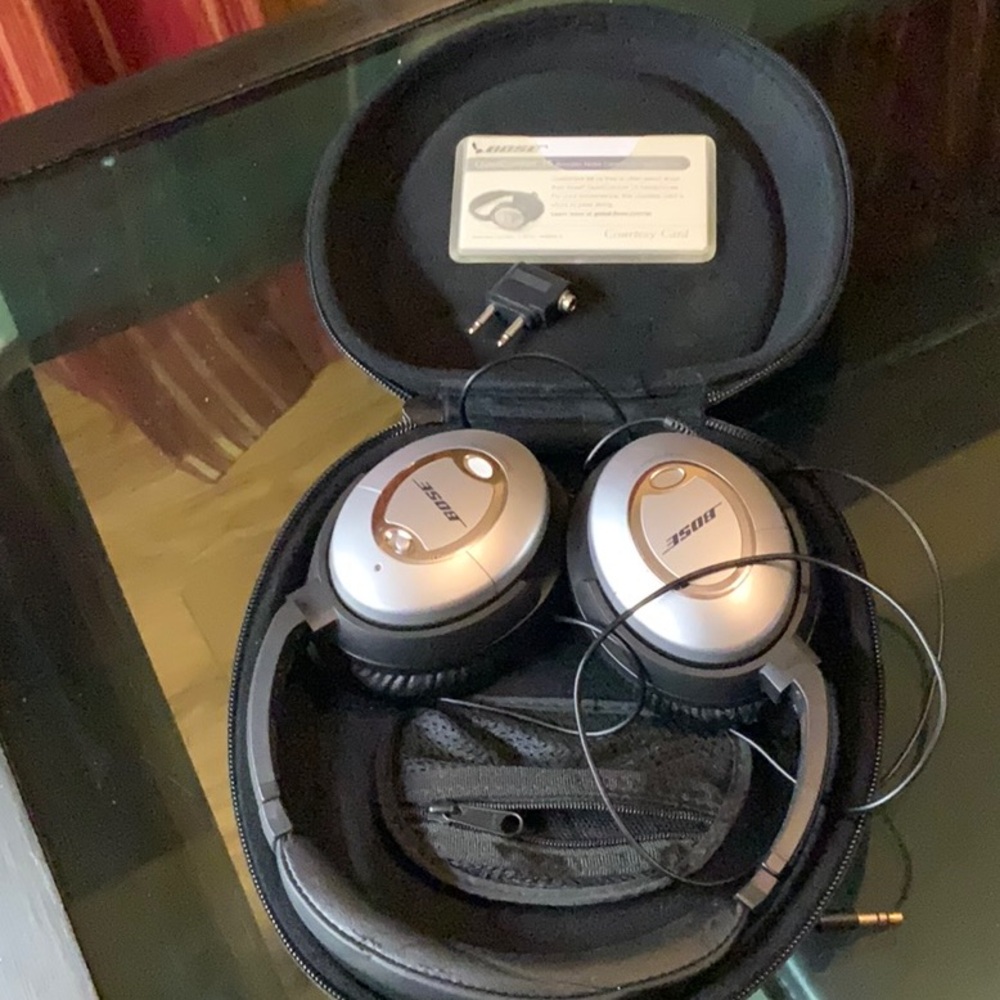 Bose Quiet Comfort 15 Noise Canceling Headphones. Minor cosmetic issues pictured